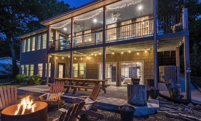 Grove House | Grove’s Grandest Lakefront Getaway! TONS OF PARKING!