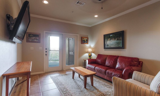 Gruene Condo | Gruene Getaway: River View Condo Steps from Music & Dining in Historic Gruene
