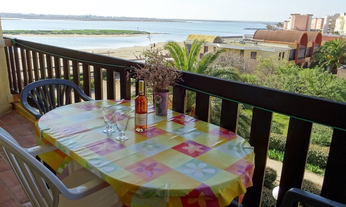 Port Rive Gauche Apartment | Gruissan Appt T2 feet in the water with lovely views over the beach Grazel
