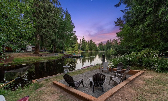 Shelton House | Guest Cottage with Lake Access, Row Boat, Kayaks