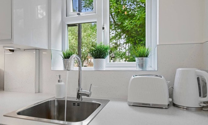 East Acton Apartment | Guest Homes | Rosebank Gardens