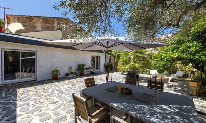 Saint-Christoly-Medoc Bed & Breakfast | Guest House 'Le Patio Du Port' with Private Terrace, Wi-Fi and Air Conditioning