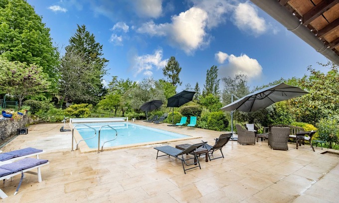 Saint-Amand-de-Vergt House | Guest House 'Chambre D'hôtes Coquelicot' with Shared Pool, Shared Terrace and Wi-Fi