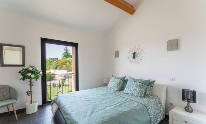 Crillon-le-Brave Apartment | Guest House 'Chambre De La Reine' with Mountain View, Wi-Fi and Air Conditioning