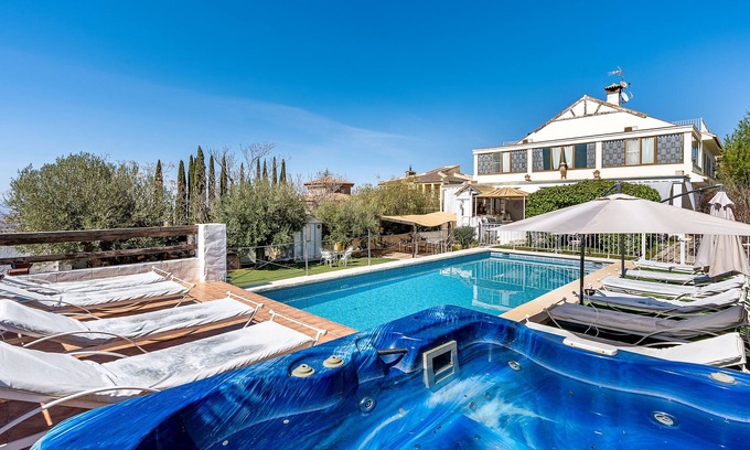 La Zubia House | Guest House "La Casita Del Laurel" with Mountain View, Shared Pool & Wi-Fi