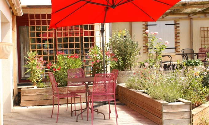 Vaire Bed & Breakfast | Guest house near Les Sables d'Olonne. Labeled 3 Sun Flowers