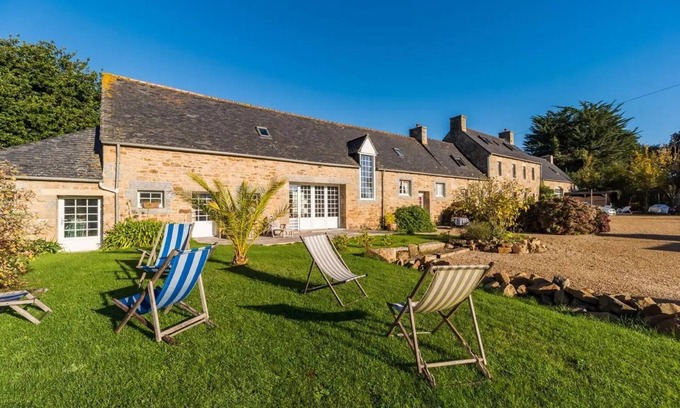 Tonquedec House | Guest House 'Suite Hermine, 38m2 Rez De Jardin' with Shared Garden and Wi-Fi