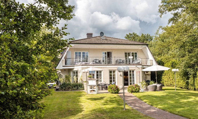 Bergedorf House | Guest House 'Traumhaus' with Private Terrace, Wi-Fi and Air Conditioning