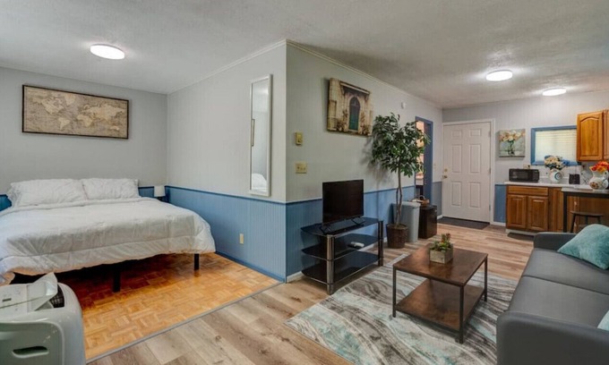 Amazon House | Guest house with grill and parking near UO