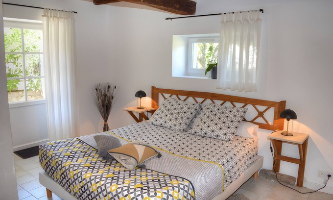 Dame-Marie-les-Bois Bed & Breakfast | Guest Room "Chambre Tourterelle" with Shared Pool, Terraces, and Wi-Fi
