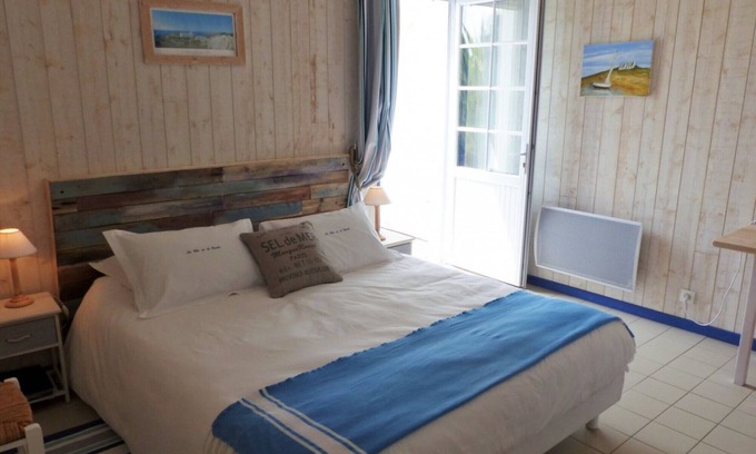 Chateau-d'Olonne Bed & Breakfast | Guest Room 'Le Clos De La Combe - Ile d'Yeu' with Shared Pool, Terrace and Wi-Fi