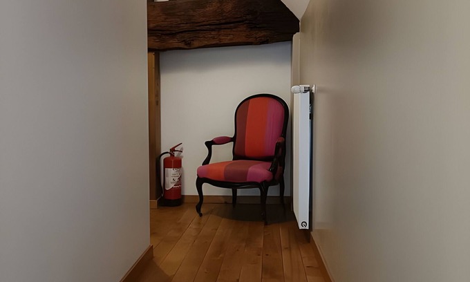 Beaumont-sur-Grosne Bed & Breakfast | Guest Room 'Tilleul' with Shared Pool, Shared Terrace and Wi-Fi