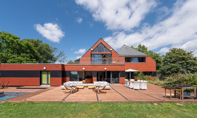 Ploeren Bed & Breakfast | Guesthouse 'Chambre D'hôtes - Ty Castel' with shared pool, shared garden and Wi-Fi