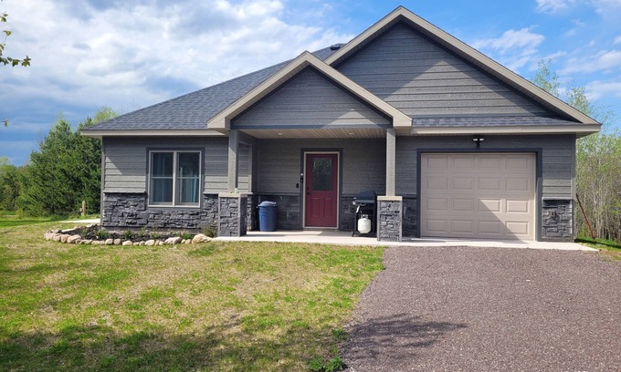 Houghton House | Guesthouse w/Heated garage/Fib intern/EV near MTU