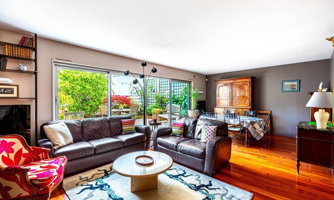 Plaisance House | GuestReady - Spacious stay with terrace and views