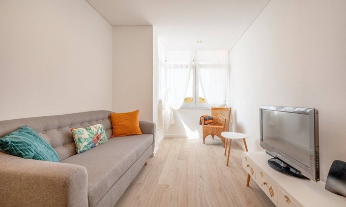 Mina Apartment | GuestReady - Amazing stay with balcony in Amadora