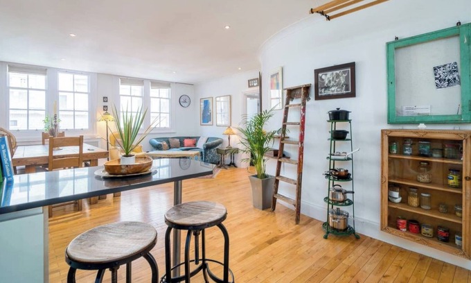 College Park and Old Oak Apartment | GuestReady Central Flat by Oxford Street, 4 guests