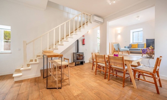 Almocageme House | GuestReady - Romantic nook in Adraga