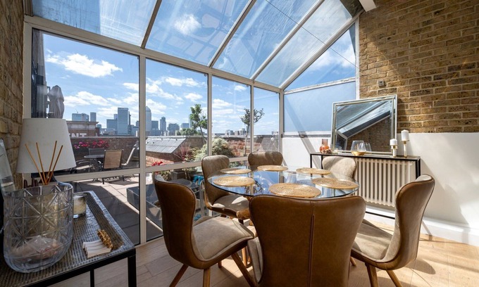 Lansbury Apartment | GuestReady-Trendy penthouse with terrace in London