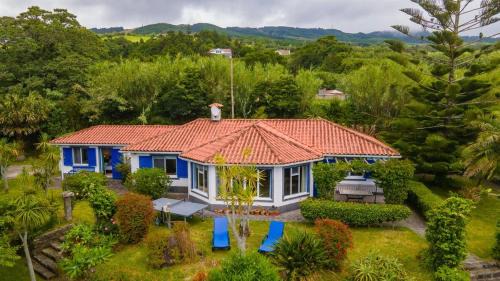 Ponta Delgada House | GuestReady - Vivenda Mar e Monte
