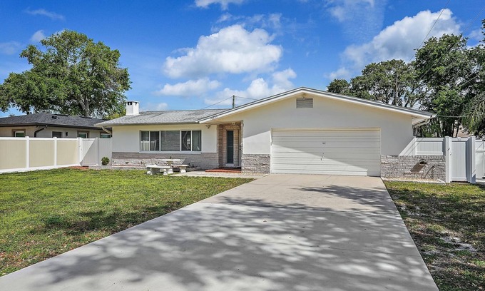 South Pinellas Community Council House | Gulf Breeze Getaway - 54th Ave