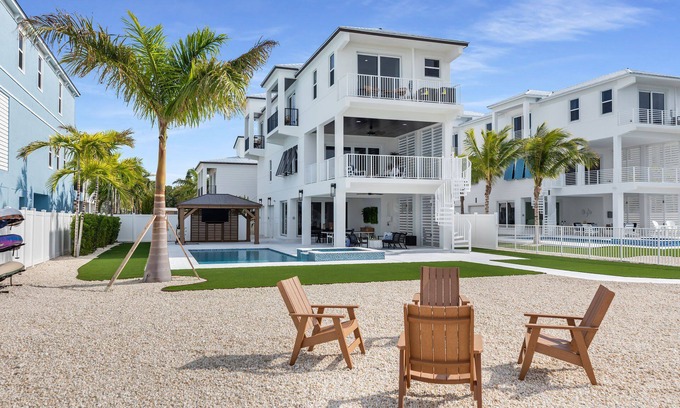 Marathon House | Gulf-front pool home in the heart of the Keys! Close to the beach! Guest house!