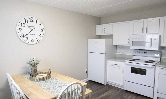 Gulfport Apartment | Gulfport 2 Br Apt + Pool + Wifi + close to airport