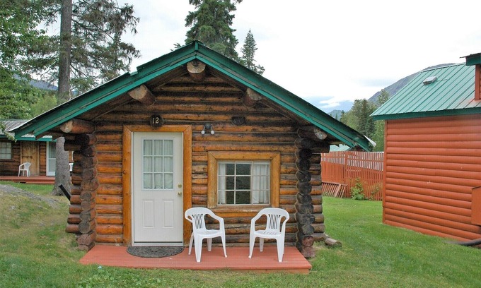 Kenai Peninsula Cabin | Gwin's Lodge Fir Log Cabin #12