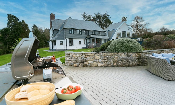 Llanddona Cottage | Gwynaeth Gwyn - a hot tub that sleeps 16 guests in 8 bedrooms