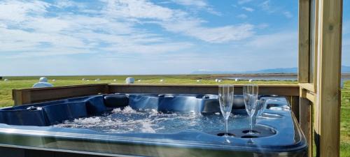 Borgarnes House | Hítarneskot - Private hot tub Cottages
