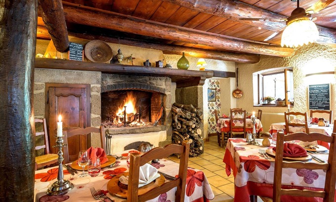 La Chomette Hotel | Hôtel-Restaurant La Crèche et sa piscine intérieure - Logis Hôtels