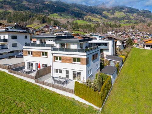 Fuegen House | H21 - Modernes Ferienhaus 145qm, 4SZ, Wellnessbereich mit Sauna und Dachterrasse mit Panoramablick, Kühlen und Heizen mit Geothermie