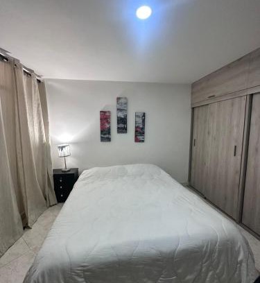 Envigado Apartment | Habitación en apto duplex baño compartido, piso 5 sin ascensor