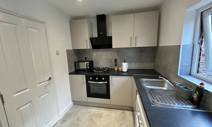 Seven Sisters Apartment | Hackney Hideout – 3Bed Comfort for Work or Stay