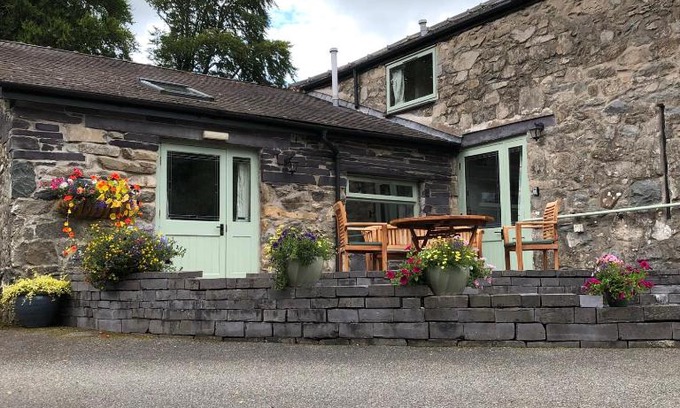 Bangor House | Hafan Cottage at Bryn Llys