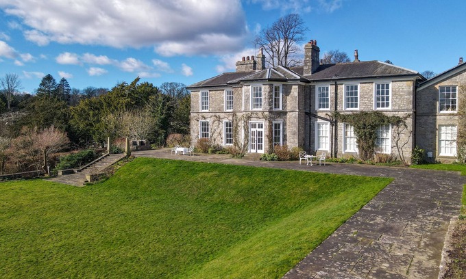 Witherslack House | Halecat House - Large Georgian House with Garden (Dog-friendly).