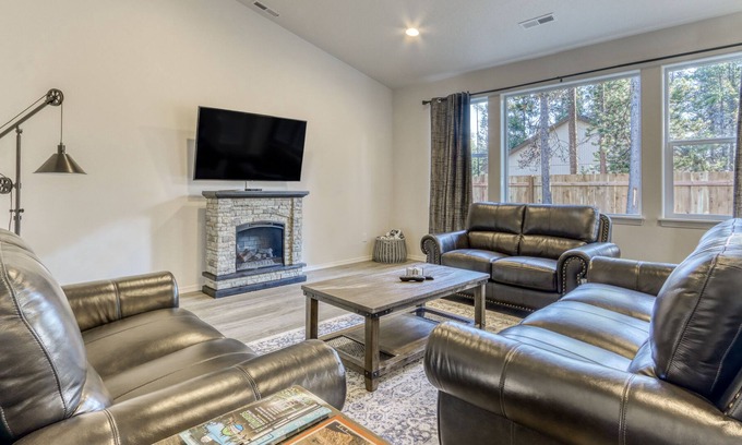 Oregon Water Wonderland House | Half-Acre Family-Friendly Hideaway with Private Hot Tub, Yard, Fireplace & WiFi