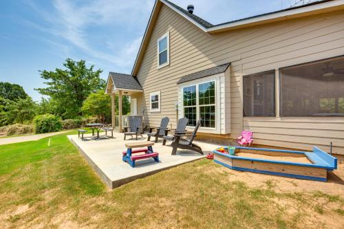 Kingston House | half Mi to Lake Texoma Home with Fire Pit and Grill!