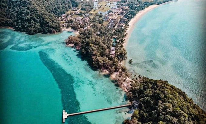 Klong Son Villa | Half-moon pool villa