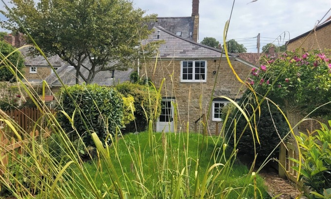 Beaminster House | HALF PINT COTTAGE, pet friendly, with a garden in Beaminster