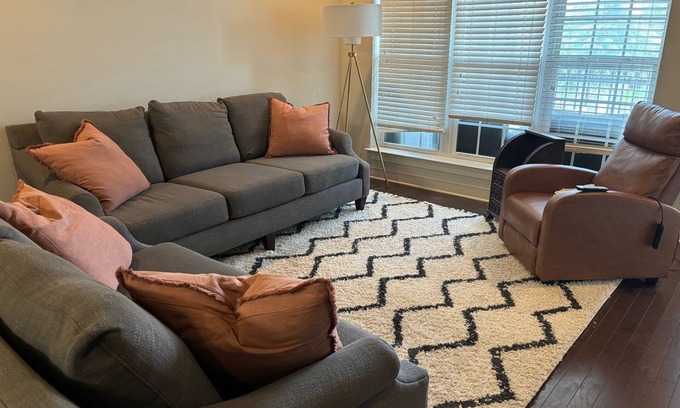 Tuscaloosa Condo | "Half Time Condo" - Cozy 2-bedroom 2 bath, convenient to Bryant-Denny stadium