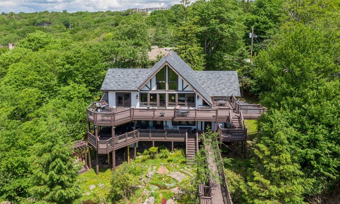 Beech Mountain House | Halftime Haus - 5BR ski in/ski out on Beech. Beautiful views, high end updates, perfect location!