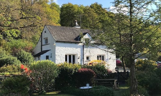 Ambleside House | Halfway House 17th Century Cottage by the River