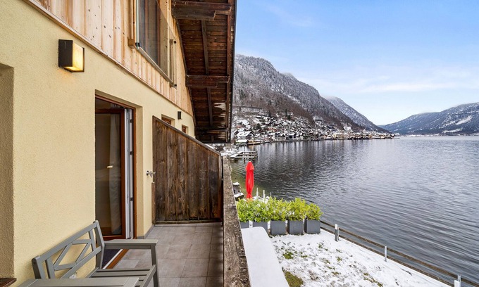 Hallstatt House | Hallstatt Seafront 5 - Room with balcony and private bathroom