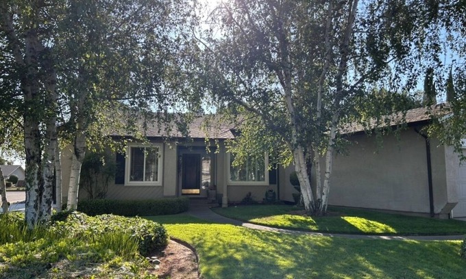 Lodi House | Ham Station - 3 B/2 BA - Bright & Cheery Home - A Dog’s Dream!