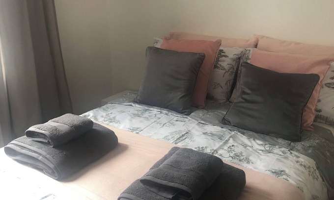 Ravenscourt Park House | Hammersmith 2-bedroom house with WiFi and garden in fabulous London location.