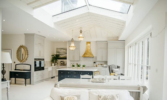 East Molesey House | Hampton Court Palace 8 mins walk, family home, 3 mins walk to river +garden+park