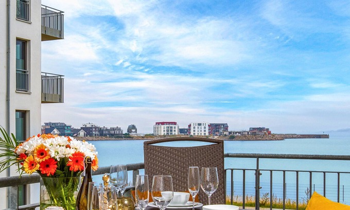 Olpenitz Apartment | "Hamptons" Baltic Sea vacation with a 3-minute walk to the beach, fireplace and water view