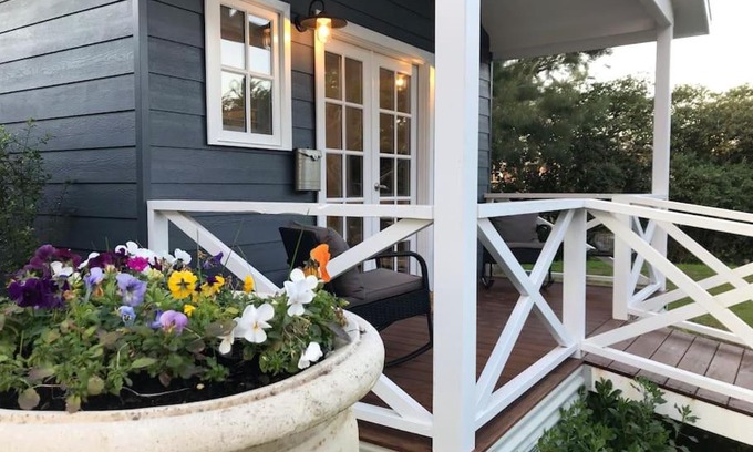 Rye House | Hamptons In Rye Blue Cottage 3 Mins from Hot Springs!