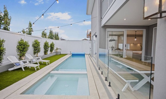 Torquay House | Hamptons in Torquay - 5 bath, Pool, Spa & Theatre!